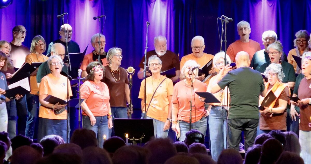 Mixdur og band på scenen, Låter vi sang på 70-tallet. Foto: Truls Breda