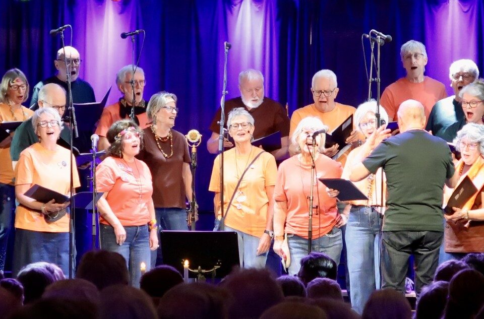Mixdur og band på scenen, Låter vi sang på 70-tallet. Foto: Truls Breda