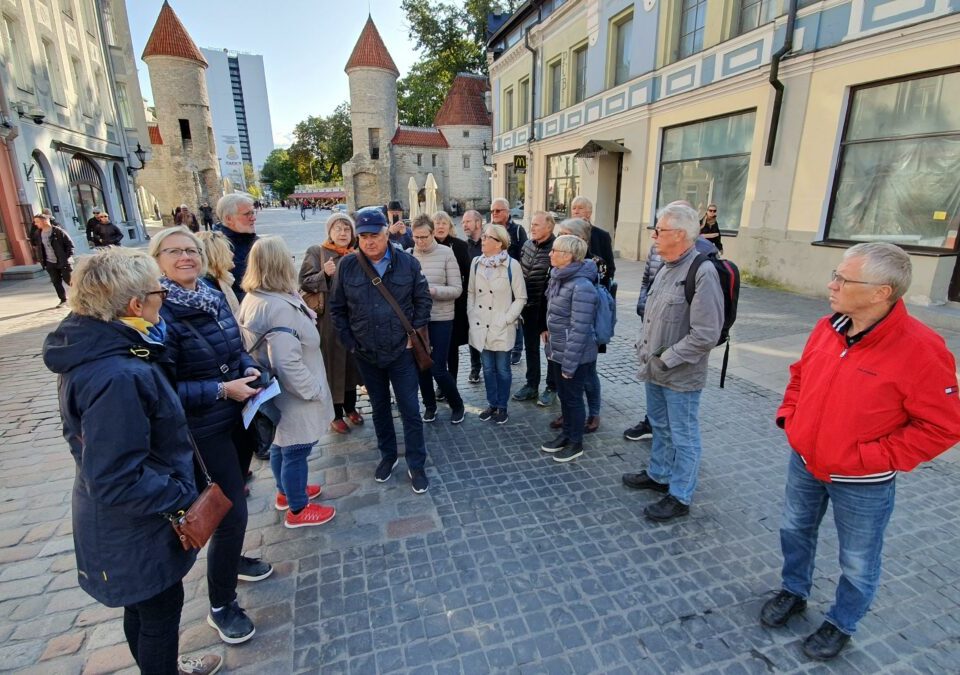 Kormedlemmer fra Mixdur samlet i gamlebyen i Tallinn, med Viruporten i bakgrunnen