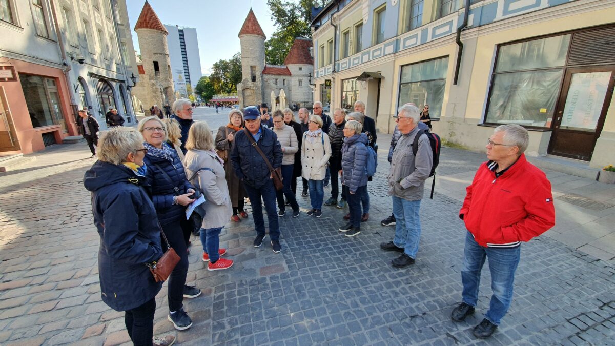 Kormedlemmer fra Mixdur samlet i gamlebyen i Tallinn, med Viruporten i bakgrunnen