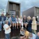 Kormedlemmer fra Mixdur sitter og står sammen utendørs i København en sommerkveld
